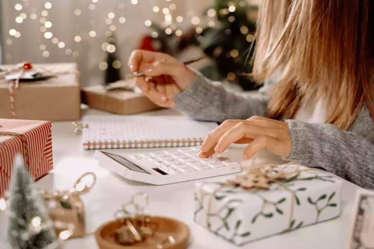 Δώρο Χριστουγέννων 2025: Νωρίτερα καταβάλλεται από τη ΔΥΠΑ