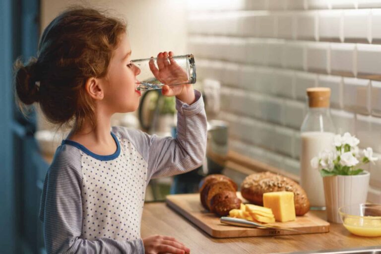 Φθόριο στο νερό: Συνδέεται με καλύτερες σχολικές επιδόσεις σε εφήβους;