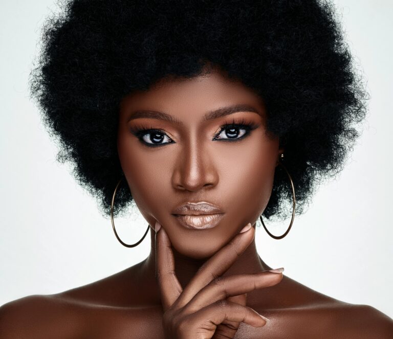 Frosty Lips: Η νέα τάση που υπόσχεται παγωμένη λάμψη στα χείλη