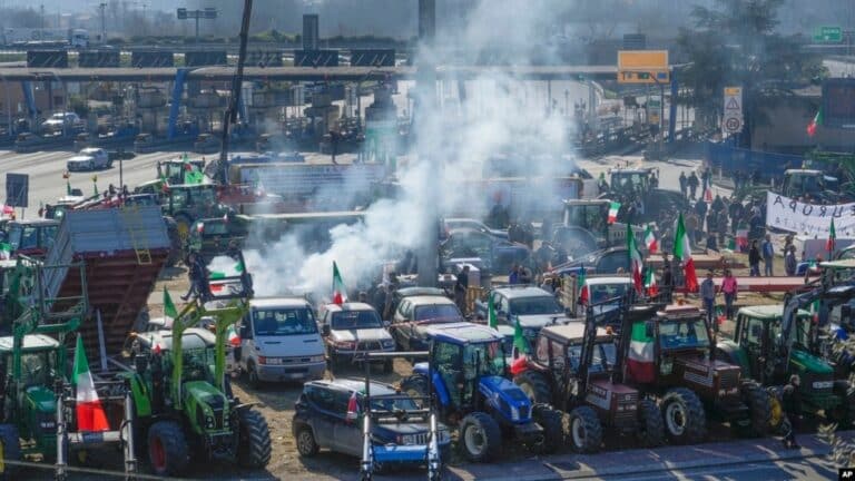 Αγρότες: κοινωνική στήριξη στα αιτήματα – πολιτικές πιέσεις στο φόντο