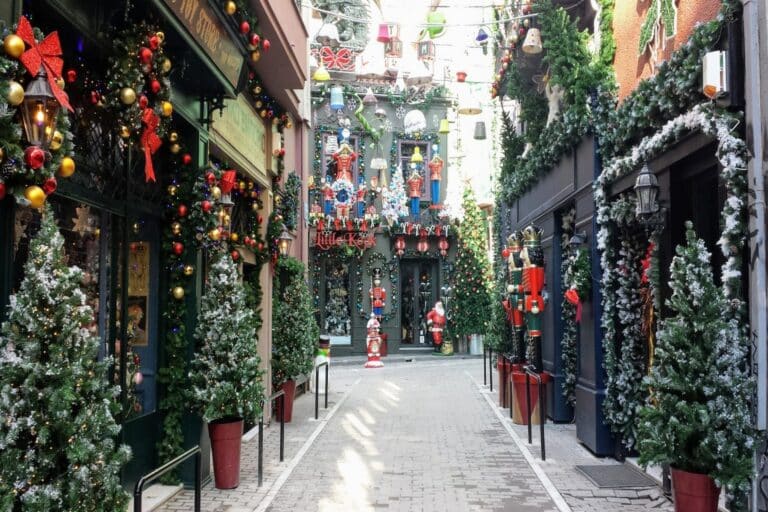 Χριστούγεννα 2025: Πότε καταβάλλονται συντάξεις και επιδόματα