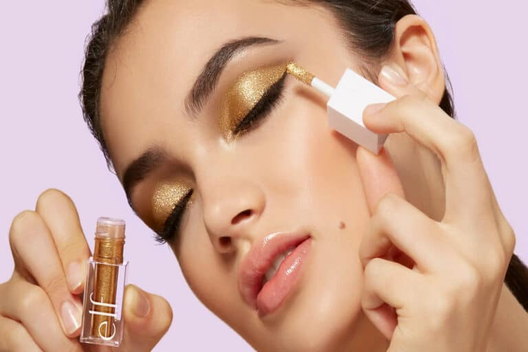 Ομορφιά και εορταστικό μακιγιάζ με glitter