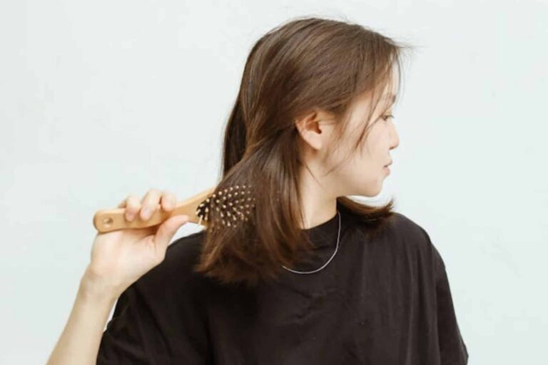 Γιατί το άγχος μπορεί να κάνει τα μαλλιά σας να πέφτουν: Μια αντίδραση δύο μερών