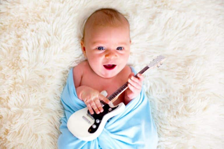 Πώς το νανούρισμα βοηθά τα μωρά και τους γονείς στις ΜΕΘ