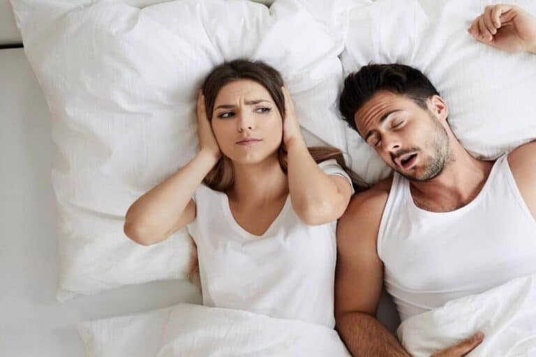 Τι είναι το ροχαλητό και πώς συνδέεται με την υπνική άπνοια