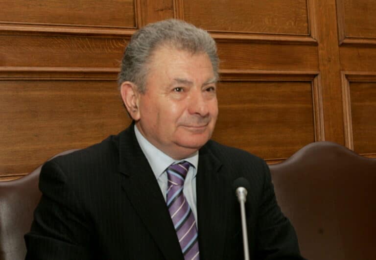 Συγκλονίζει νέα μαρτυρία στη δίκη Βαλυράκη: «Φώναζαν να φύγει και τον χτύπησαν με κοντάρι πριν πέσει στη θάλασσα»