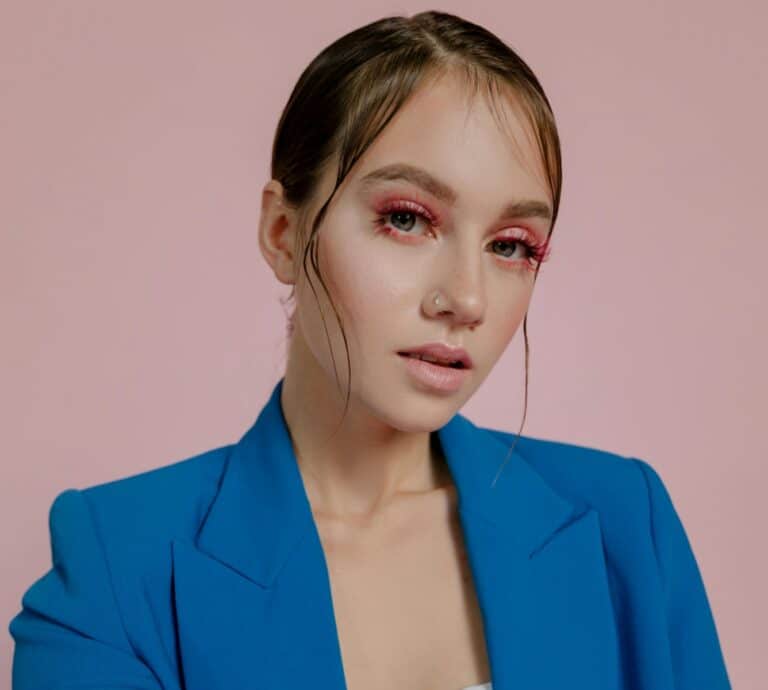 Χρωματιστή μάσκαρα: Η μεγάλη επιστροφή του 2025