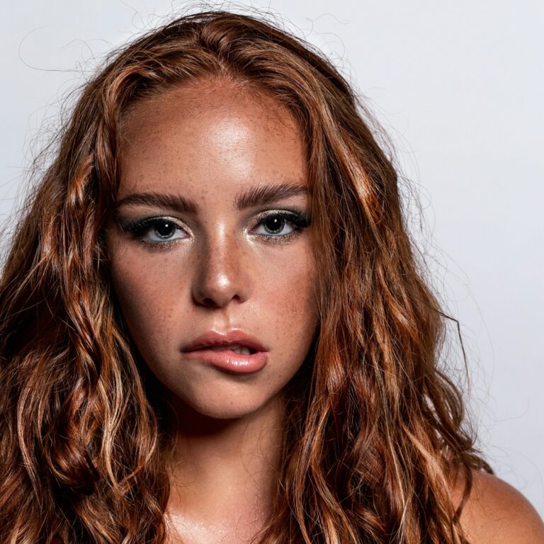 Feathered Natural Brows: Η τάση που αναδεικνύει τη φυσική ομορφιά