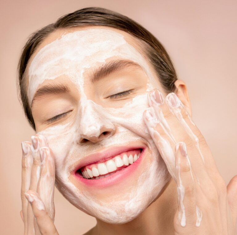 Minimal Skincare: Η απλότητα που αλλάζει την επιδερμίδα