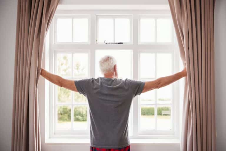 Το έντονο φως καταστέλλει την κατανάλωση τροφής και την αύξηση βάρους