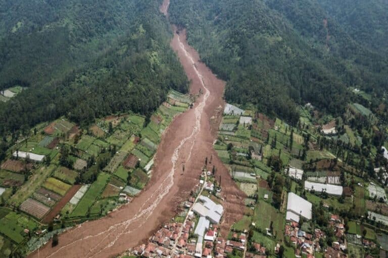 Κατολίσθηση στη Δυτική Ιάβα: Τουλάχιστον 38 νεκροί, δεκάδες αγνοούμενοι και μεγάλη καταστροφή στην Ινδονησία
