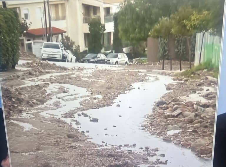 Τραγωδία στην Άνω Γλυφάδα: 56χρονη έχασε τη ζωή της στα ορμητικά νερά της κακοκαιρίας