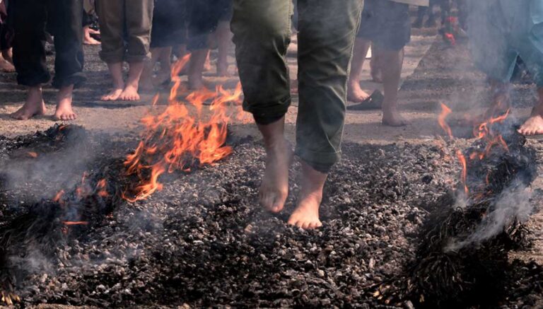 Firewalking: Το περπάτημα πάνω στη φωτιά ανά τον κόσμο