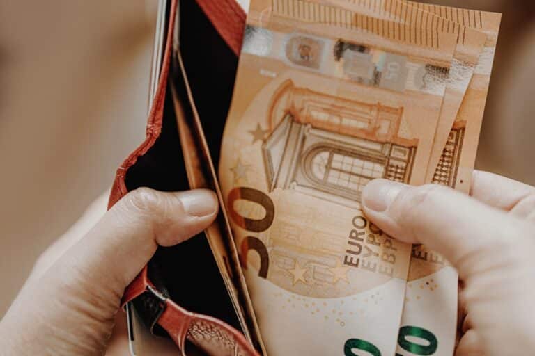 Ζεστό χρήμα στα ΑΤΜ μέχρι τις 22 Μαΐου – Ποιοι πληρώνονται τις επόμενες ημέρες