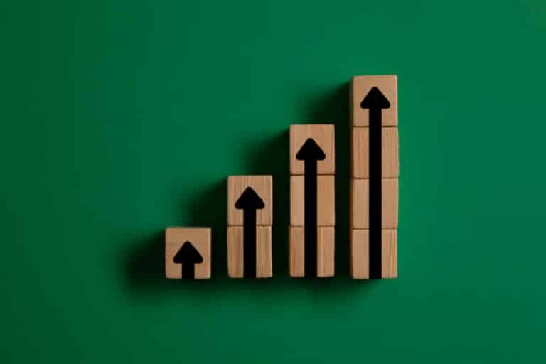 Ασφαλιστικές εισφορές: Πόσα παραπάνω θα πληρώνουμε και τι κερδίζουμε