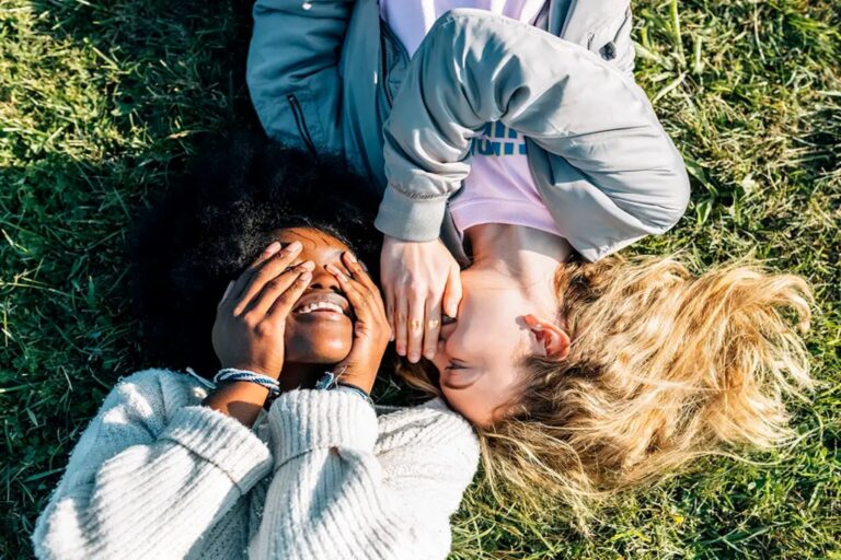 ASMR: Τι είναι η Αυτόνομη Αισθητηριακή Μεσημβρινή Απόκριση;