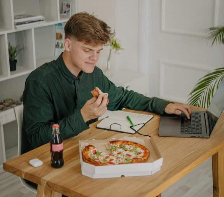 Πώς το φαγητό αργά διαταράσσει τον βιολογικό σας ρυθμό;