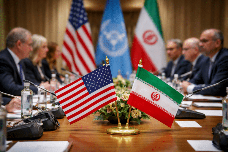 Μηνιαία οικονομική ενίσχυση ύψους 391 ευρώ χορηγείται μέσω του ΟΠΕΚΑ σε συγκεκριμένη κατηγορία πολιτών που πληρούν αυστηρά κριτήρια αναπηρίας και εισοδήματος.  Το επίδομα αφορά κυρίως άτομα με πιστοποιημένη αναπηρία λόγω κώφωσης ή βαρηκοΐας, με ποσοστό αναπηρίας 67% και άνω, ανεξαρτήτως ηλικίας. Η παροχή δίνεται σε μόνιμη βάση και καταβάλλεται κάθε μήνα, προσφέροντας σταθερή οικονομική στήριξη.  Βασικές προϋποθέσεις  Για να εγκριθεί η ενίσχυση, εξετάζονται: 	•	Το ποσοστό αναπηρίας (67% και άνω) 	•	Η μόνιμη διαμονή στην Ελλάδα 	•	Εισοδηματικά και περιουσιακά κριτήρια 	•	Η οικογενειακή κατάσταση  Η πιστοποίηση της αναπηρίας γίνεται μέσω των αρμόδιων υγειονομικών επιτροπών (ΚΕΠΑ), ενώ η αίτηση υποβάλλεται ηλεκτρονικά ή μέσω των Κέντρων Κοινότητας.  Τι καλύπτει το επίδομα  Το ποσό των 391 ευρώ μπορεί να αξιοποιηθεί για: 	•	Βασικά έξοδα διαβίωσης 	•	Λογαριασμούς ενέργειας και στέγασης 	•	Ιατρικές και υποστηρικτικές ανάγκες  Η καταβολή γίνεται σε τακτική μηνιαία βάση και εντάσσεται στο πλαίσιο κοινωνικής προστασίας των ευάλωτων ομάδων.