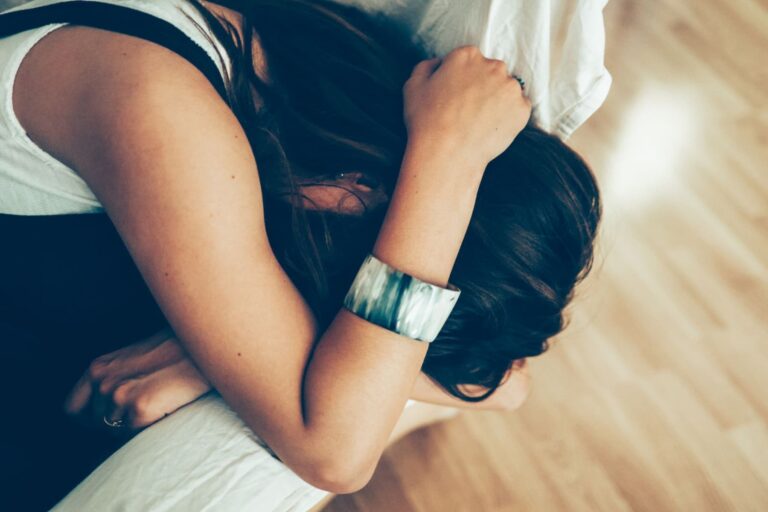 Ωλένια νευρίτιδα: Συμπτώματα, αίτια και θεραπεία