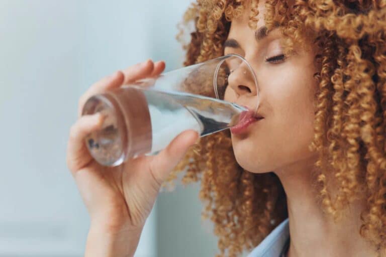 Πόσο νερό πρέπει να πίνουμε ανάλογα με την ηλικία μας