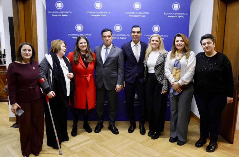 Μαίες και μαιευτές: Διαβεβαιώσεις Γεωργιάδη για τα δικαιώματα του κλάδου