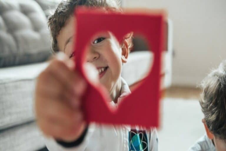 4 τρόποι για να μάθει το παιδί σας να διεκδικεί και να στέκεται στα πόδια του