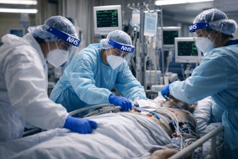 Στο όριο κατάρρευσης το σύστημα υγείας στη Βρετανία στην πανδημία – “Υπεράνθρωποι” υγειονομικοί
