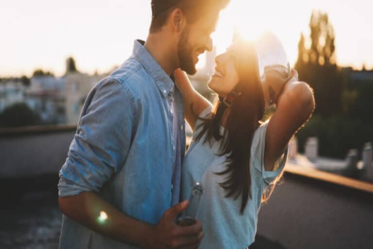 Σημάδια ότι σου κάνει micro flirting με σκοπό το σεξ