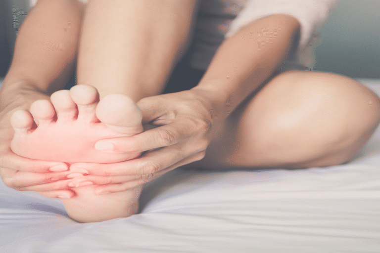 Κράμπες στα πόδια όταν κοιμάστε: Με ποιες ασθένειες μπορεί να συνδέονται