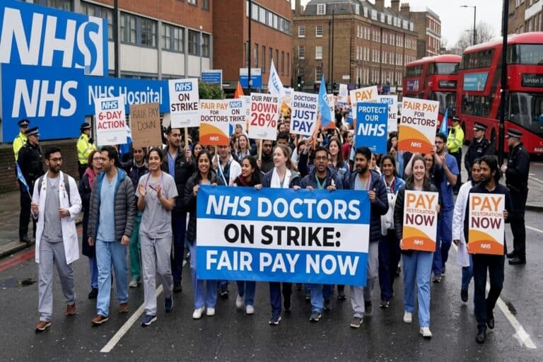 Απεργία γιατρών στο NHS: 6ήμερη κινητοποίηση μετά την απόρριψη πρότασης για μισθούς