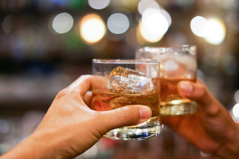 Η βιομηχανία αλκοόλ χρησιμοποιεί ισχυρισμούς υγείας για να ενισχύσει τις πωλήσεις