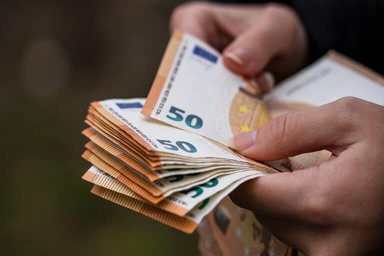 Αύξηση του κατώτατου μισθού: Τι αλλάζει για εργαζόμενους, επιδόματα και συμβάσεις