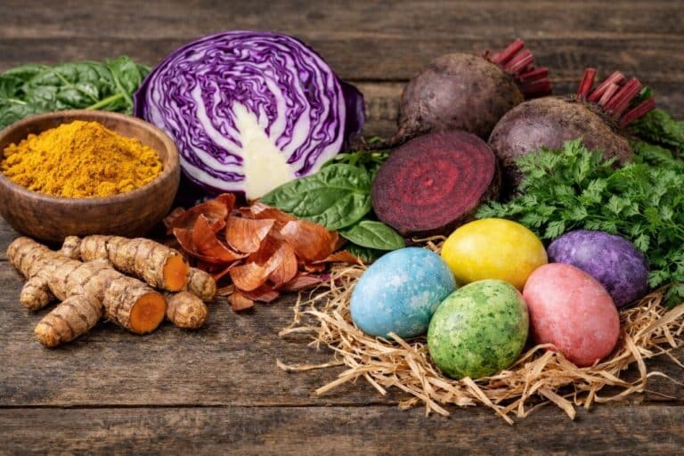 Πασχαλινά αυγά: Πώς μπορούμε να τα βάψουμε με φυσικά χρώματα;