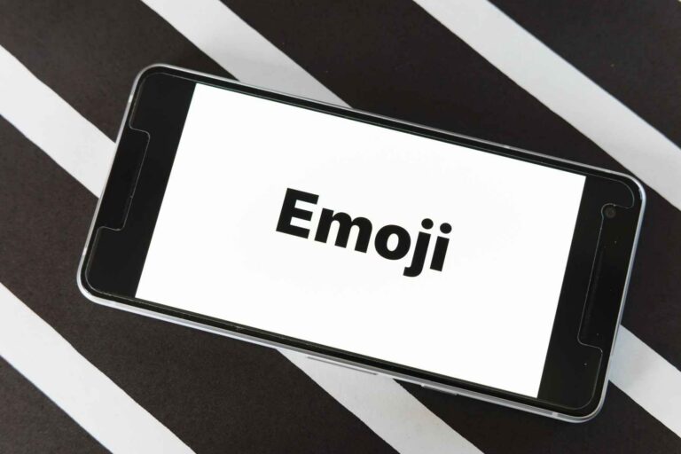 Επικίνδυνα emojis: Τι κρύβεται πίσω από τα αθώα σύμβολα που ανταλλάσσουν τα παιδιά