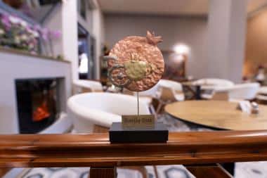 HELLENiQ Energy: Στήριξη στο πρώτο κοινωνικό καφενείο ΑμεΑ στο Θριάσιο