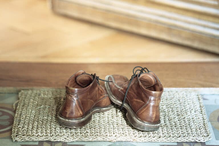 Γιατί δεν πρέπει να φοράς παπούτσια μέσα στο σπίτι – Ποιοι διατρέχουν μεγαλύτερο κίνδυνο μόλυνσης