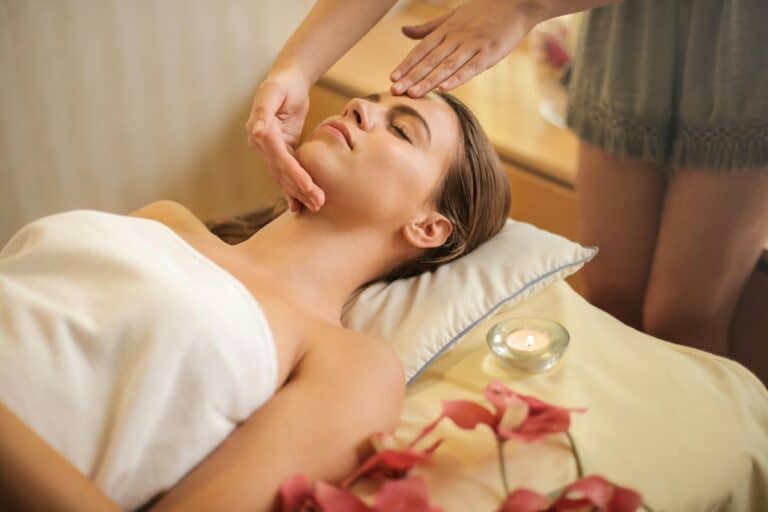 Εφηβεία και skin care: Τι έχει πραγματικά νόημα να χρησιμοποιούν τα παιδιά