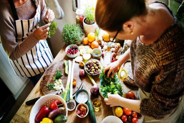 5 superfoods για να ενισχύσεις τη διάθεσή σου και την ενέργειά σου με φυσικό τρόπο