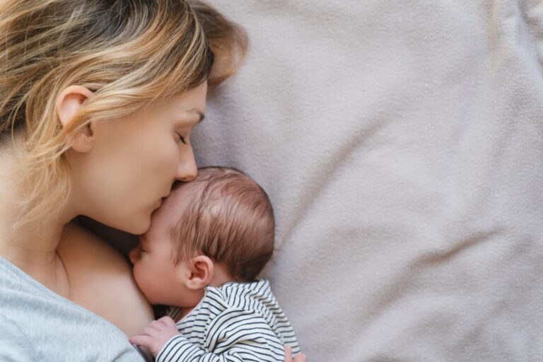 Ο θηλασμός για τουλάχιστον τρεις μήνες συνδέεται με χαμηλότερη αύξηση βάρους δεκαετίες αργότερα