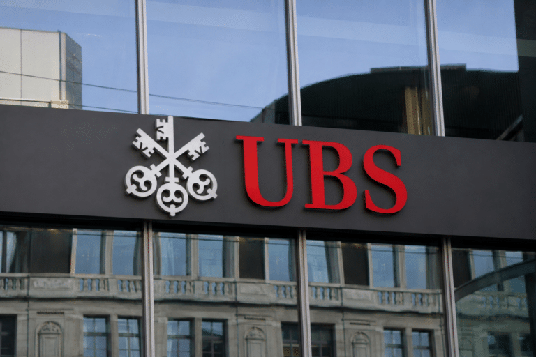 UBS: Η ελληνική οικονομία δείχνει αντοχές, αλλά η ενέργεια αυξάνει την πίεση