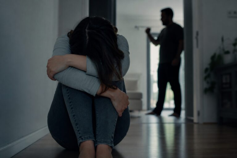 Σκιώδης πανδημία: Πώς οι επιδημίες αυξάνουν τη βία κατά των γυναικών