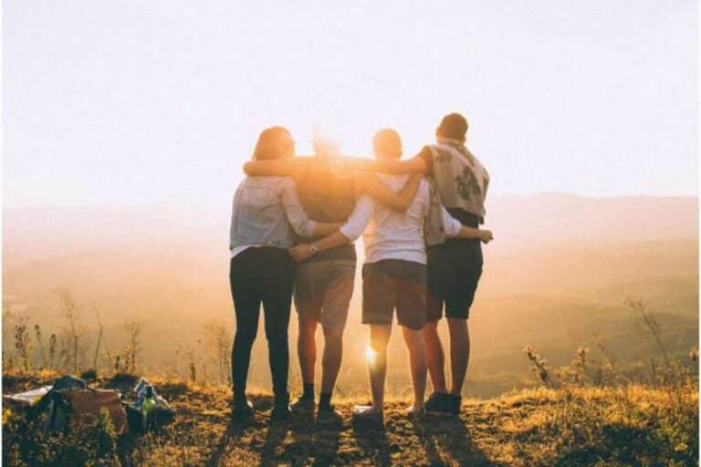 Friend bombing: Η τοξική παγίδα που κρύβεται πίσω από την «τέλεια» νέα σου φιλία