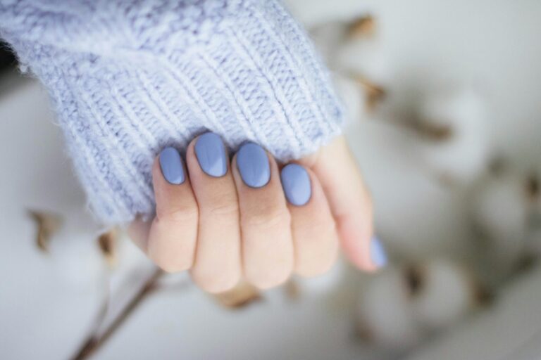 Blueberry Milk Nails: Η τάση μανικιούρ που κυριαρχεί το 2026