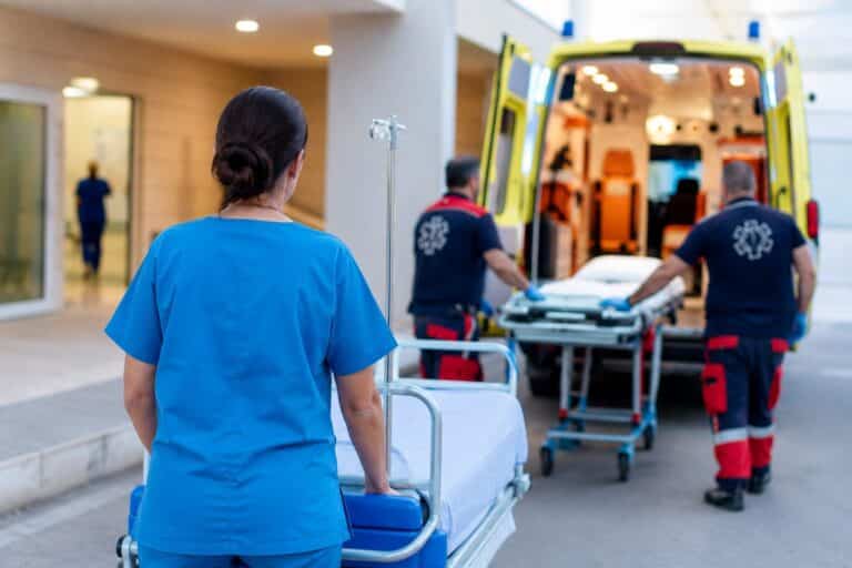 Βαρέα και Ανθυγιεινά σε νοσηλευτές και ΕΚΑΒ: Οι πρόωρες συνταξιοδοτήσεις θα φέρουν πίεση στο ΕΣΥ