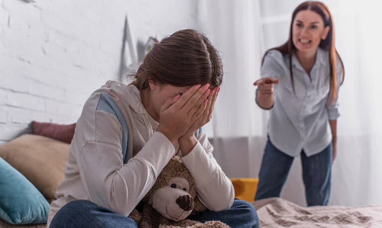10 σημάδια ότι έχετε μεγαλώσει με μια τοξική μητέρα
