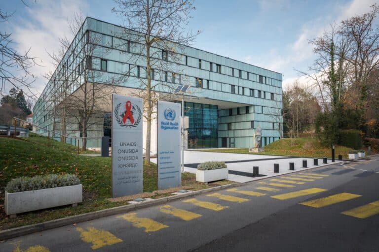 UNAIDS: Τιμά τον άνθρωπο που άλλαξε τη μάχη κατά του AIDS στην Αφρική