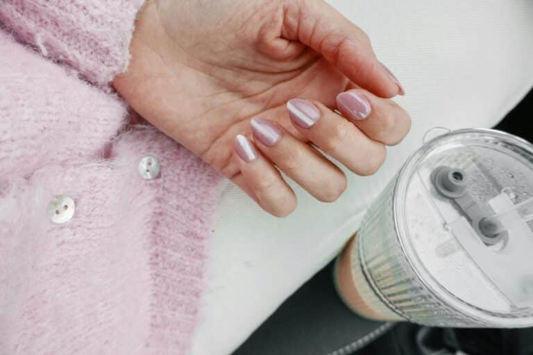 Glass Nails: Η λαμπερή τάση που κατακτά τον κόσμο της ομορφιάς