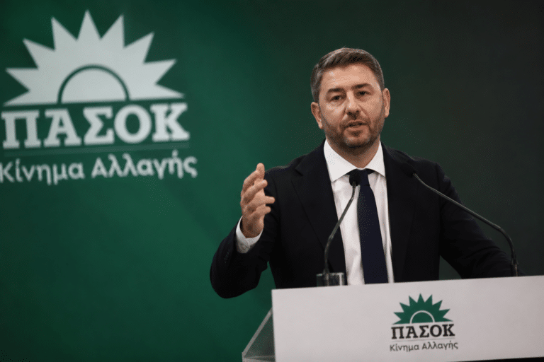 ΠΑΣΟΚ: Επιμένει στην αυτόνομη πορεία και ανεβάζει τους τόνους απέναντι στις νέες πολιτικές πρωτοβουλίες