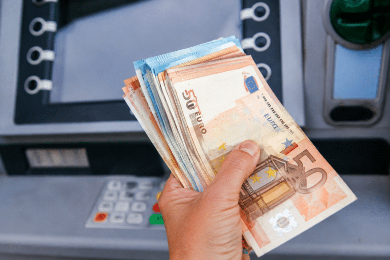 Μπαίνουν χρήματα στους λογαριασμούς: Ποιες πληρωμές ολοκληρώνονται έως τις 5 Ιουνίου