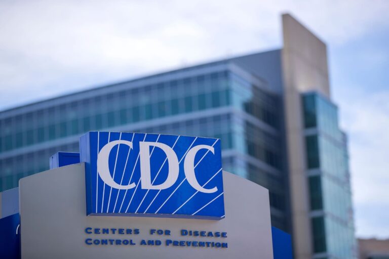 CDC: Οι περικοπές απειλούν τη δημόσια υγεία των ΗΠΑ – Τι σημαίνει η αποδυνάμωση της πρώτης γραμμής άμυνας